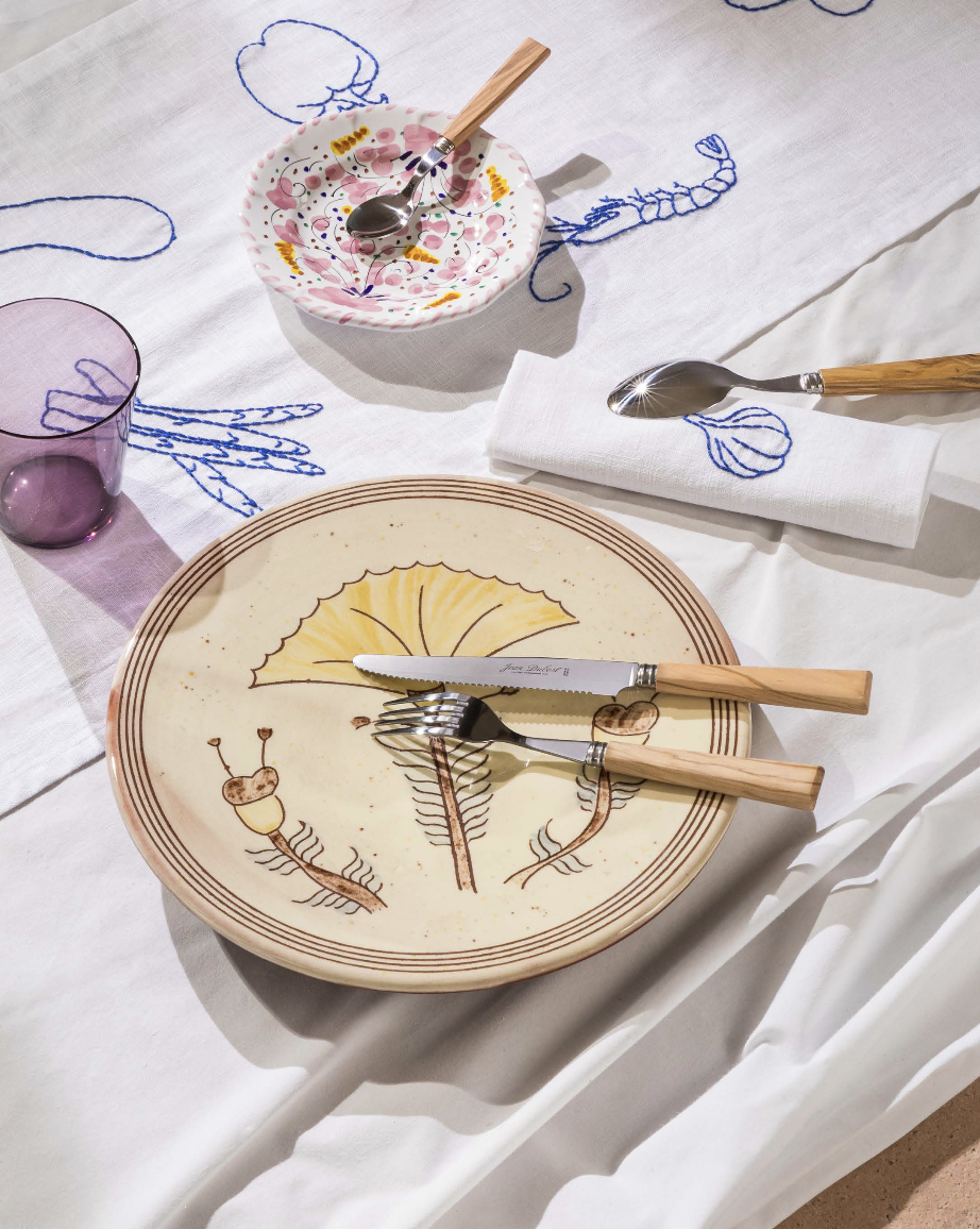 La Romaine Édition and Popolo embrace this graphic innocence, balancing playful irreverence with understated elegance to create table settings that tell stories